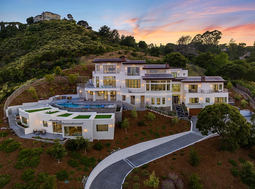 Dramatic New Construction with 180º Views